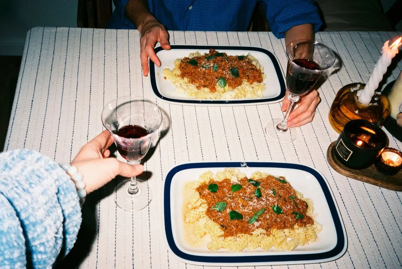 Calici di rosso a tavola, un altro scorcio