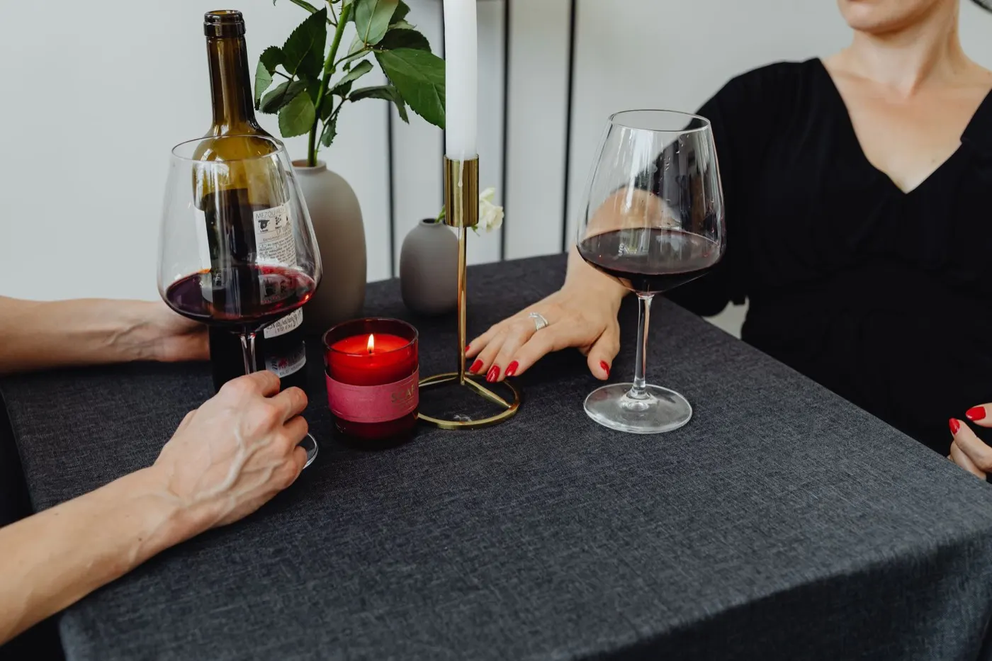 Calici di rosso a tavola