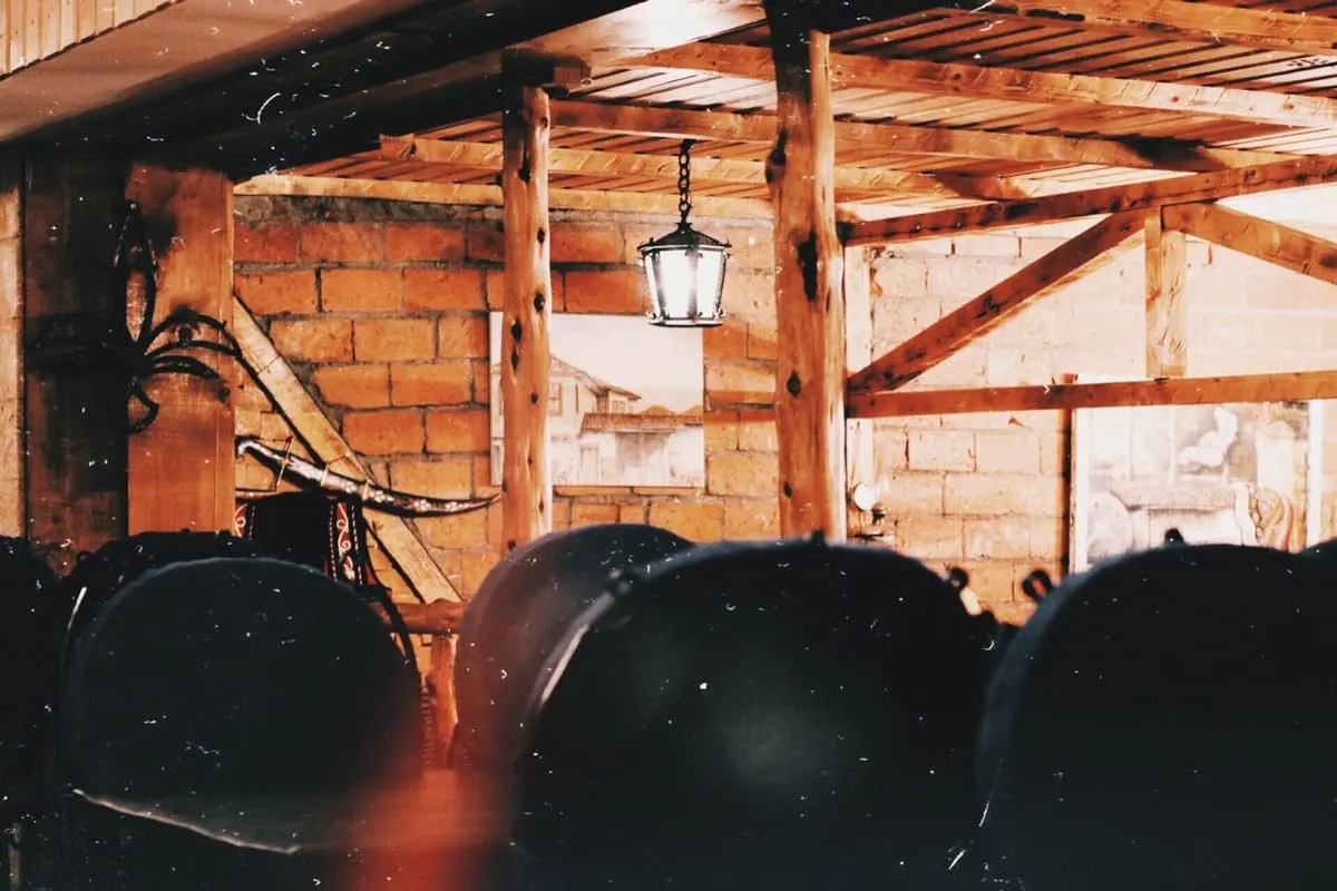 La sala, legno e luce calda